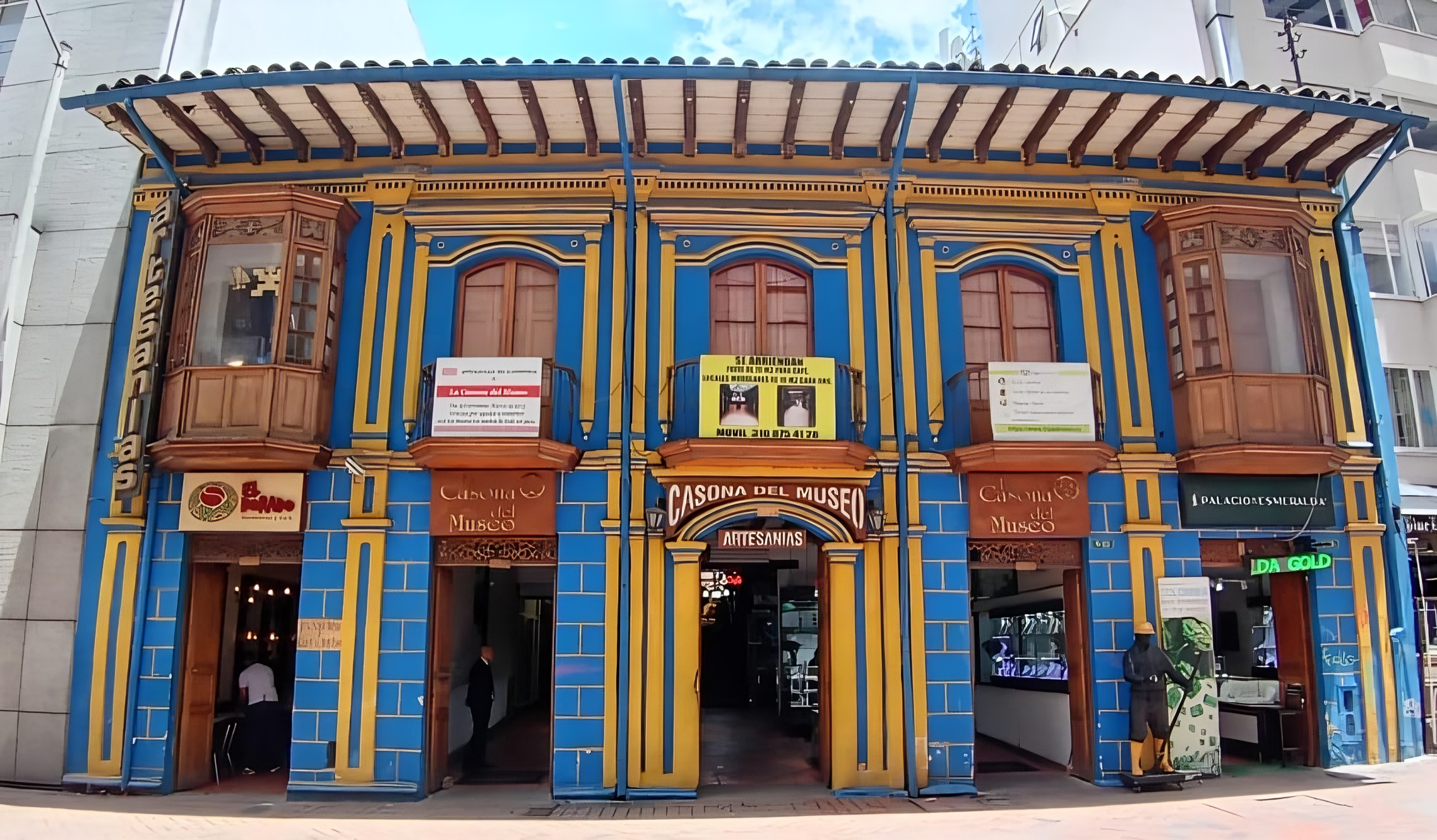 Entrada principal de La Casona del Museo en Bogotá | Main entrance of La Casona del Museo in Bogotá
