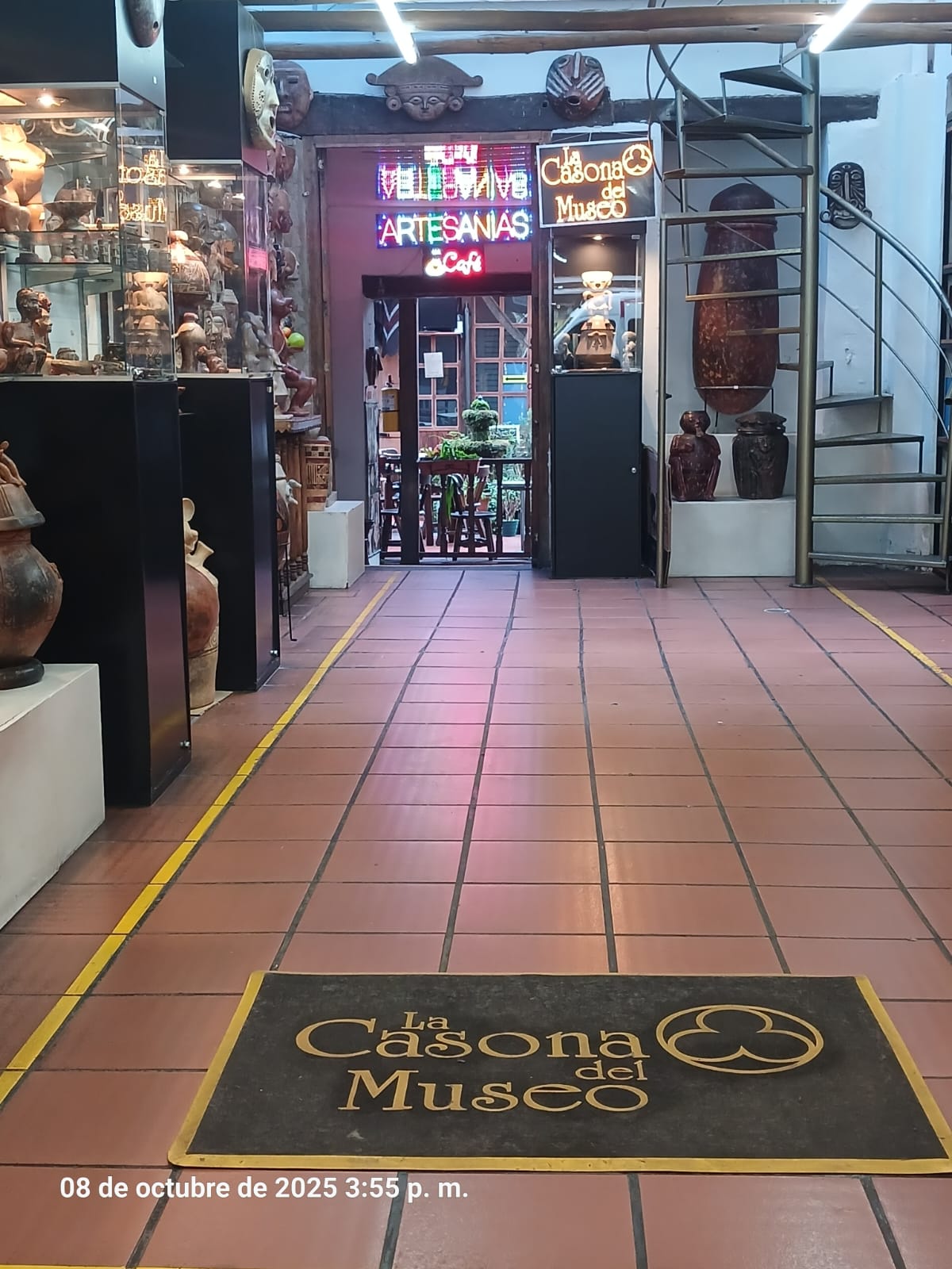 Ruta de evacuación / show room — señalización y salida de emergencia en La Casona del Museo | Evacuation route / show room — signage and emergency exit at La Casona del Museo