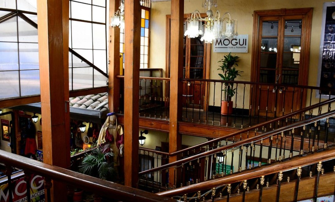 Cliente mostrando joyería de esmeraldas colombianas – reseña positiva | Customer showing Colombian emerald jewelry – positive review