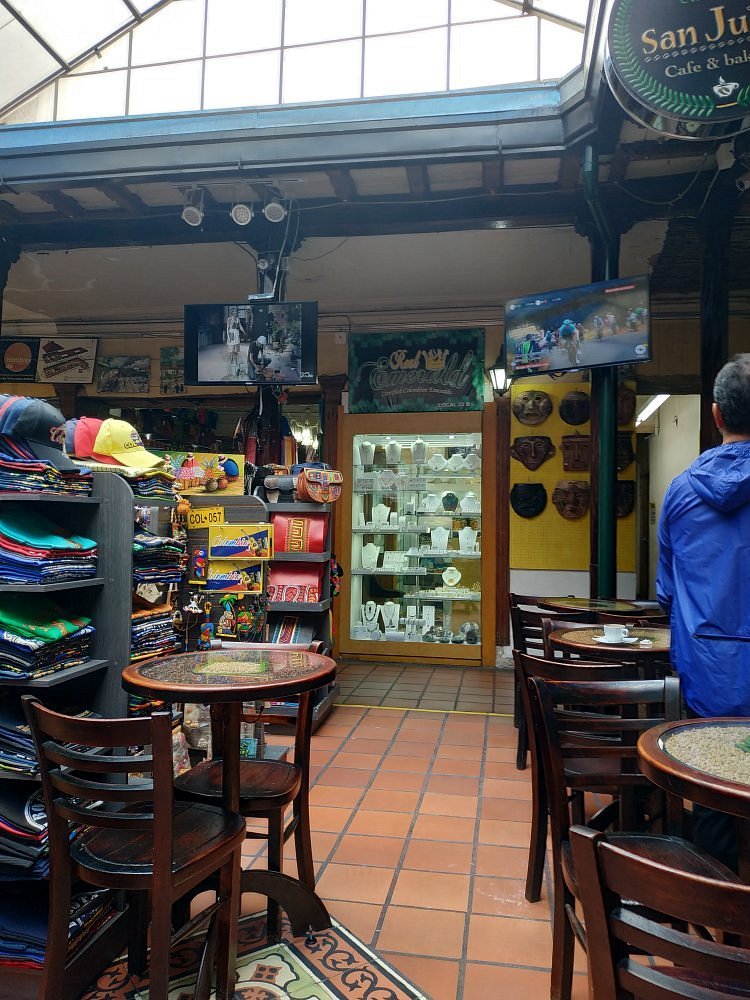 Turista disfrutando de café y artesanías en La Casona del Museo | Tourist enjoying coffee and crafts at La Casona del Museo