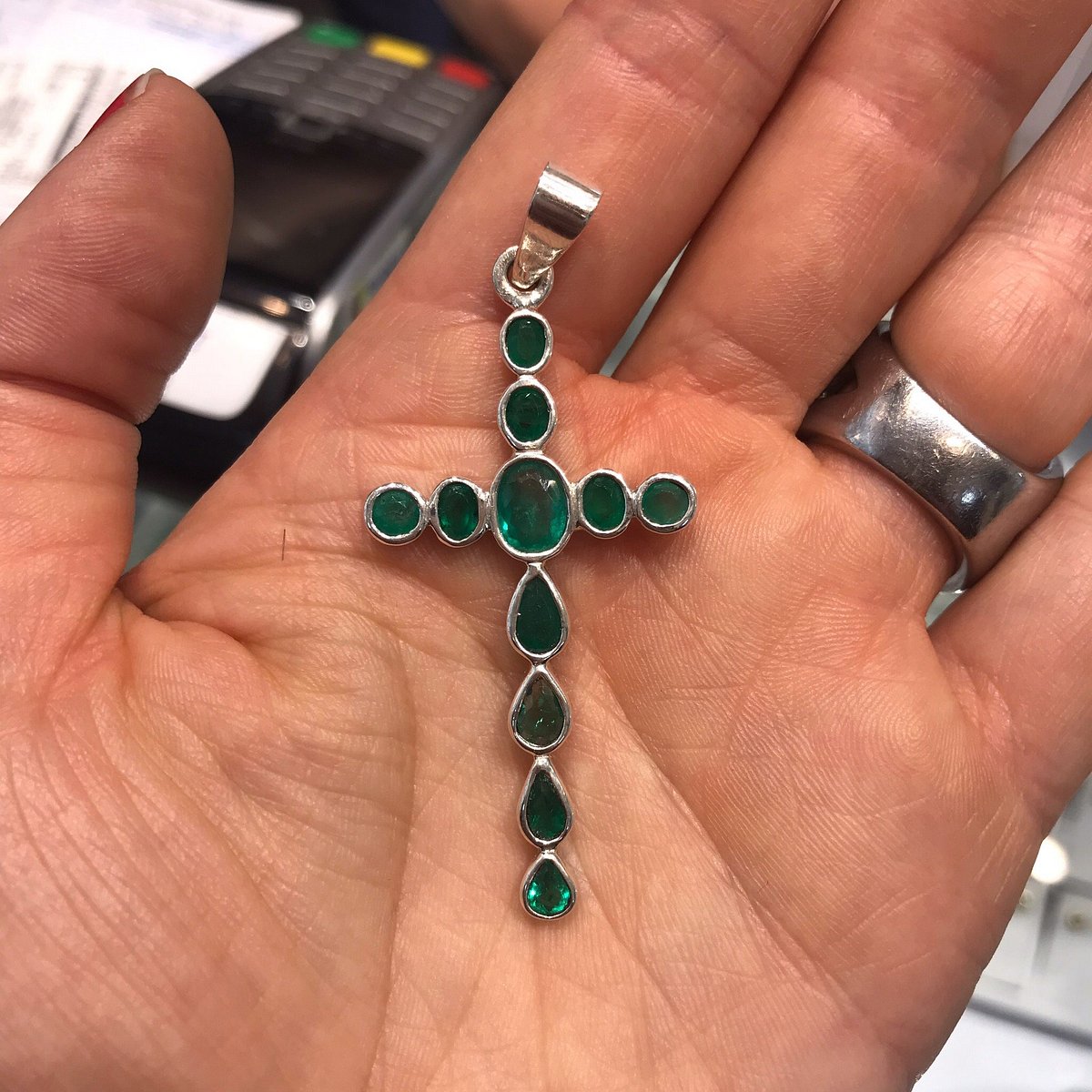 Cliente feliz con joyería personalizada de esmeraldas en Bogotá | Happy customer with custom emerald jewelry in Bogotá